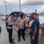 Jumat Berkah, Satpolairud Polres Natuna Bagikan Makanan di Pelabuhan Penagi