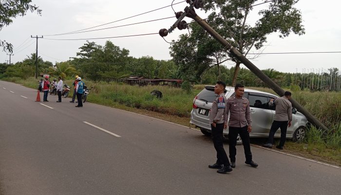 Avanza Tabrak Tiang Listrik di Tanjungpinang, Listrik Padam 15 Menit