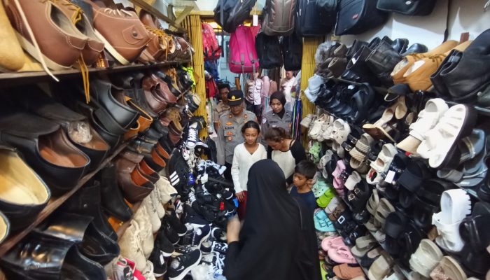 Polsek Tanjungpinang Barat Salurkan Bantuan Sekolah untuk Korban Kebakaran