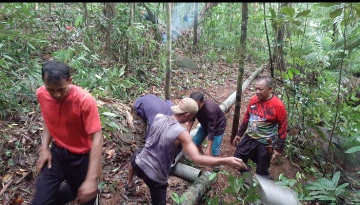 Pipa Transmisi Pecah Tertimpa Pohon, Perumda Tirta Nusa Natuna Lakukan Perbaikan