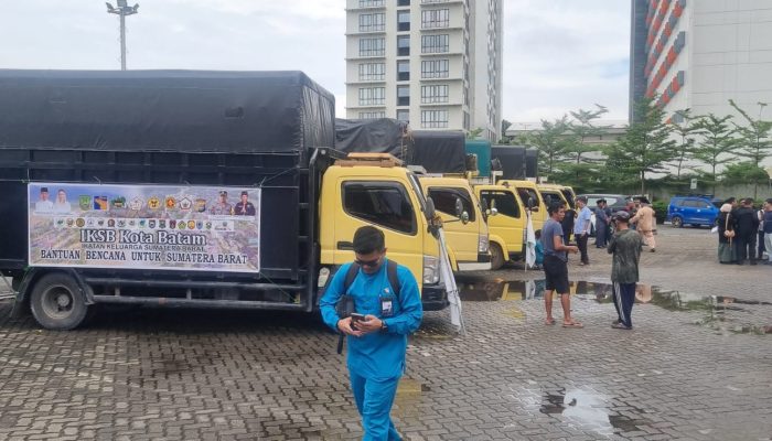 Amsakar Achmad Lepas Tujuh Lori Berisi Bantuan IKSB Batam untuk Korban Bencana di Sumbar