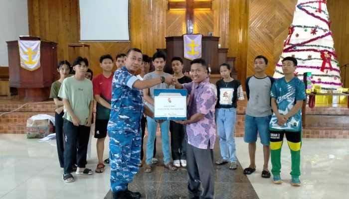 Jelang Natal 2025, Lanud RSA Natuna Salurkan Bantuan Lampu ke Gereja GPIB Bukit Kasih Puak