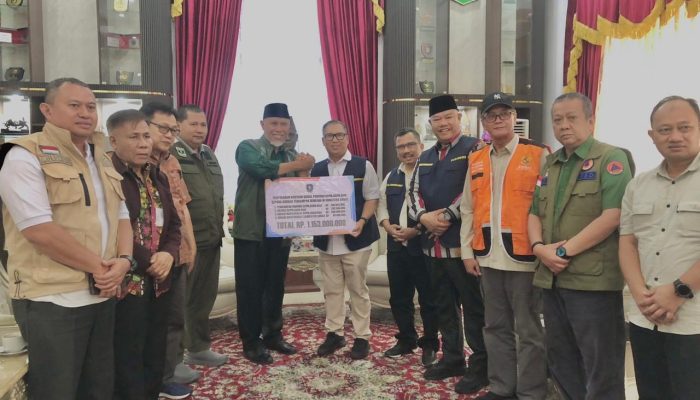 Bantu Korban Bencana, Wagub Kepri Serahkan Rp1,15 Miliar Kepada Gubernur Sumbar