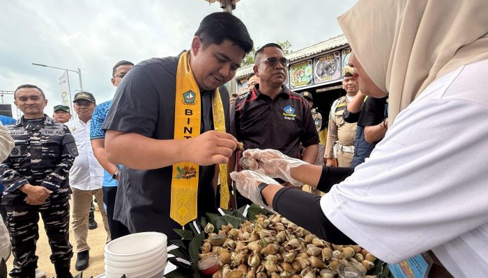 Pesta Gonggong Meriahkan Destinasi Wisata Gurun Pasir Busung di Bintan