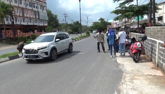 Satpol PP Tanjungpinang Ukur Jarak Pagar Dengan Badan Jalan depan PT Panca Rasa Pratama 