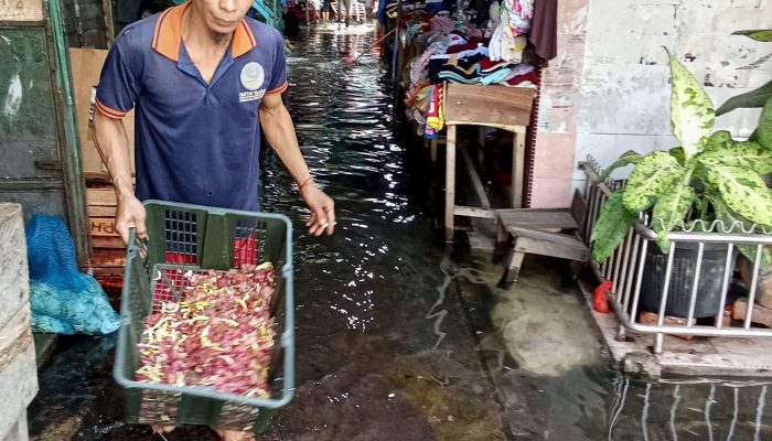 Awal 2026, Banjir Rob Melanda Kawasan Pertokoan di Pelantar 2 Tanjungpinang 