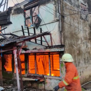 Diduga Konsleting Listrik, 4 Kamar Kos Ludes Terbakar di Lorong Bintan Tanjungpinang