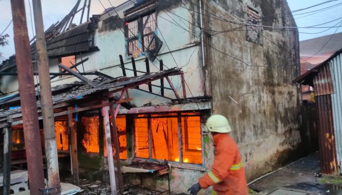 Diduga Konsleting Listrik, 4 Kamar Kos Ludes Terbakar di Lorong Bintan Tanjungpinang