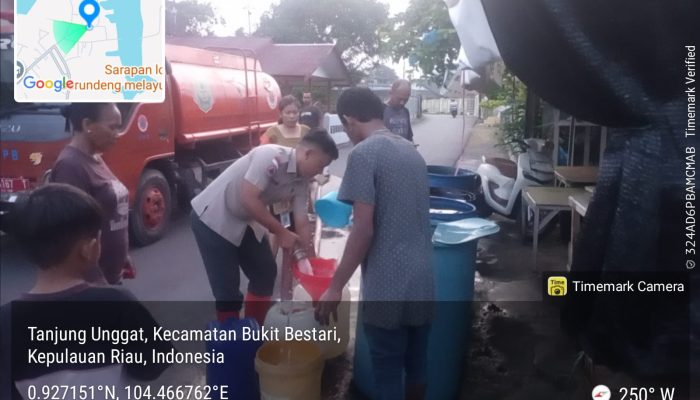 BPBD Tanjungpinang Salurkan Air Bersih Untuk Warga di Tanjung Unggat