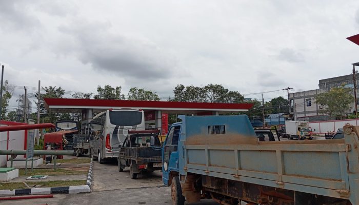 Antrean Kendaraan Isi Solar Padati SPBU Tanjungpinang