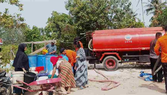 Sumur Mengering, BPBD Tanjungpinang Salurkan 25 Ton Air Bersih untuk Warga