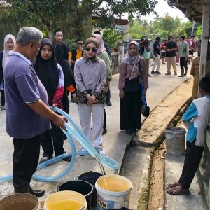 Terdampak Kekeringan, BPBD Bersama PMI Bintan Salurkan Air Bersih untuk 400 KK di Kijang 