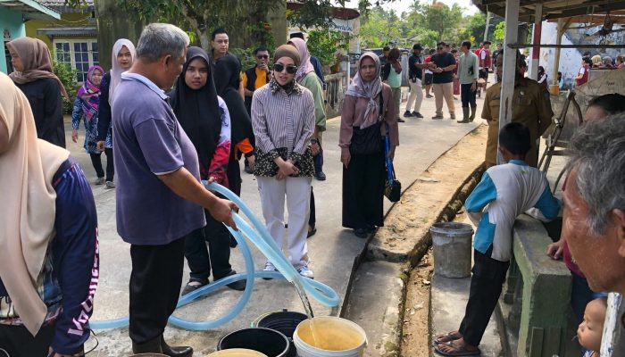 Terdampak Kekeringan, BPBD Bersama PMI Bintan Salurkan Air Bersih untuk 400 KK di Kijang 