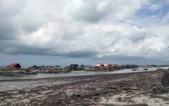 Dampak Angin Utara, Nelayan Bintan Tarik Keramba Ikan Ke Pinggir Pantai