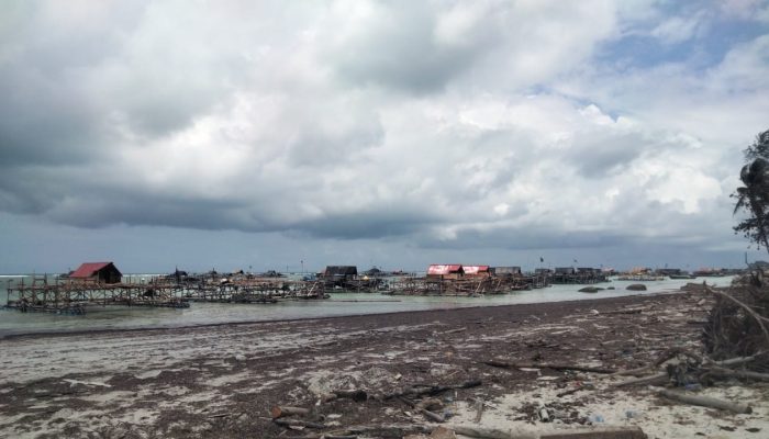 Dampak Angin Utara, Nelayan Bintan Tarik Keramba Ikan Ke Pinggir Pantai