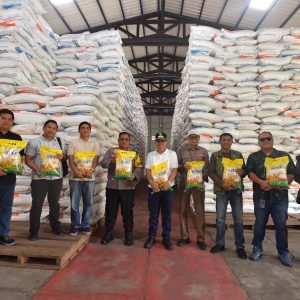 Jelang Ramadhan 1447 H, Wabup Natuna Tinjau Stok Pangan di Bulog dan Pasar Baru