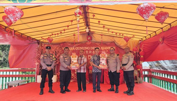 Perayaan Imlek 2577, Polres Kepulauan Anambas Berikan Parcel Pengurus Vihara Gunung Dewa