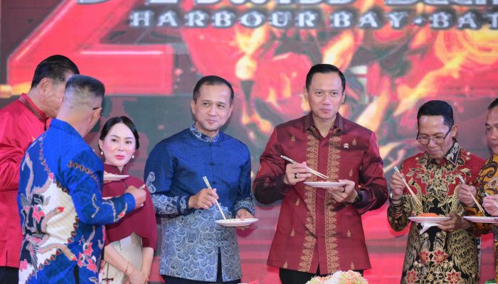 Tingkatkan Kesejahteraan, Kementrans RI Serahkan Bantuan 16 Kapal Nelayan di Barelang
