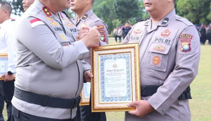 Kapolda Kepri Beri Penghargaan Khusus Polisi “Sopir Jenazah” yang Bertugas di Anambas