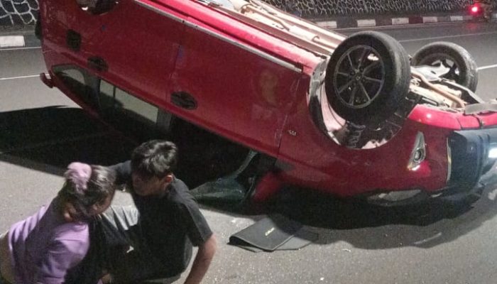Laka Tunggal, Mobil Toyota Calya Terbalik di Basuki Rahmat Tanjungpinang