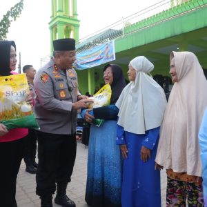 Safari Ramadan Kapolda Kepri, Serahkan 500 Pack Beras SPHP di Tanjung Sengkuang Batam