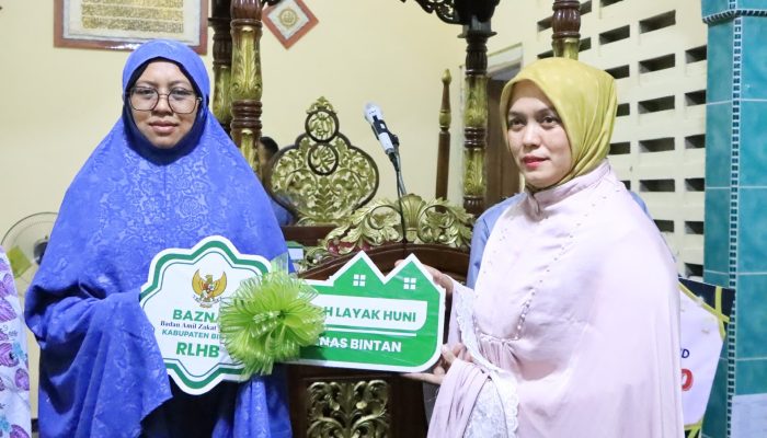 Safari Ramadan di Gunung Kijang, Wabup Deby Serahkan Bantuan Rumah Dari Baznas Untuk Tri Handayani