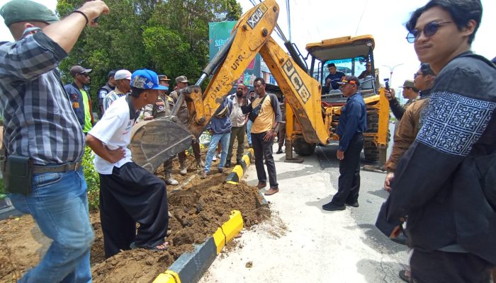 Satpol PP Tanjungpinang Kembali Bongkar Pembatas Jalan Akses Masuk Pabrik Teh Prendjak