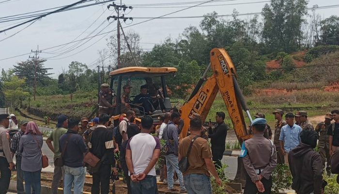 Diwarnai Adu Mulut, Pembongkaran Batas Jalan di depan Pabrik Teh Prendjak Dihentikan