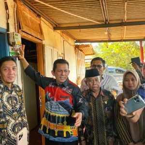 Program Kepri Terang, Gubernur Ansar Resmikan Listrik 24 Jam di Kampung Tembesi Batam