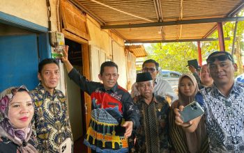 Program Kepri Terang, Gubernur Ansar Resmikan Listrik 24 Jam di Kampung Tembesi Batam