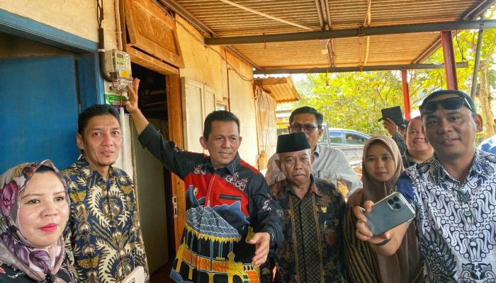 Program Kepri Terang, Gubernur Ansar Resmikan Listrik 24 Jam di Kampung Tembesi Batam