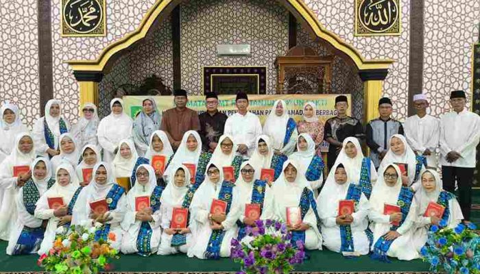 Khataman Al Quran, BKMT Kelurahan Tanjung Ayun Sakti Berikan Bantuan Sembako Kaum Dhuafa