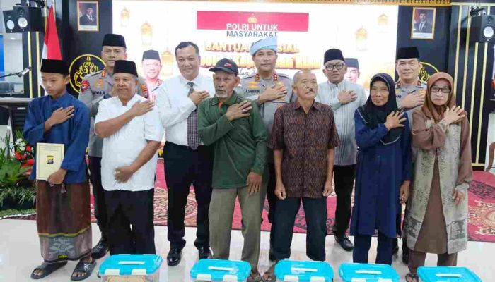 Kapolda Kepri Didampingi Wako Lis Serahkan Bantuan Insentif di Tanjungpinang