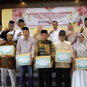 Jelang Idulfitri, Walikota Tanjungpinang Serahkan Bingkisan dan Insentif RT RW