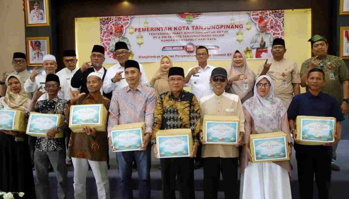Jelang Idulfitri, Walikota Tanjungpinang Serahkan Bingkisan dan Insentif RT RW