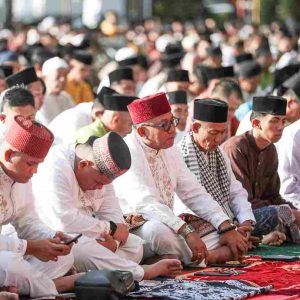 Walikota Bersama Masyarakat Tanjungpinang Tunaikan Sholat Idulfitri di Lapangan Pamedan