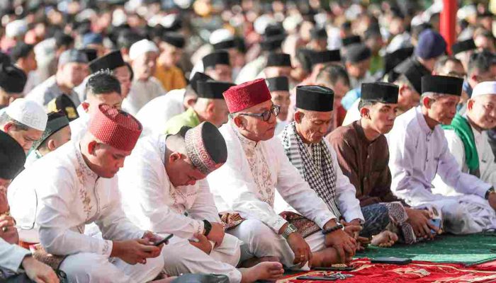 Walikota Bersama Masyarakat Tanjungpinang Tunaikan Sholat Idulfitri di Lapangan Pamedan