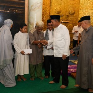 Gubernur Ansar Safari Ramadan di Masjid Al Uswah, Serahkan Bantuan Rumah Ibadah Rp500 Juta