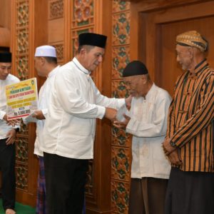 Safari Ramadan di Masjid Raya Baitul Makmur, Gubernur Ansar Serahkan Dana Kemitraan