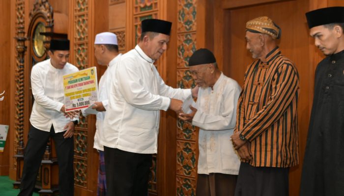 Safari Ramadan di Masjid Raya Baitul Makmur, Gubernur Ansar Serahkan Dana Kemitraan