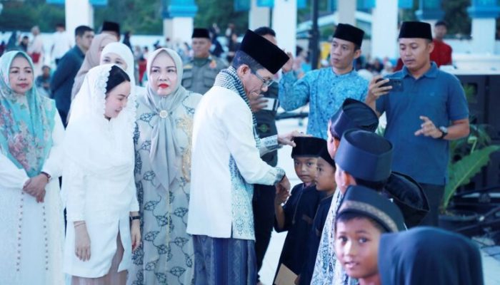 Buka Puasa Bersama di Masjid Agung, Walikota Batam Santuni 1.200 Anak Yatim