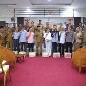 Wali Kota Lis Bagikan Paket Sembako untuk RT dan RW Menyambut Imlek