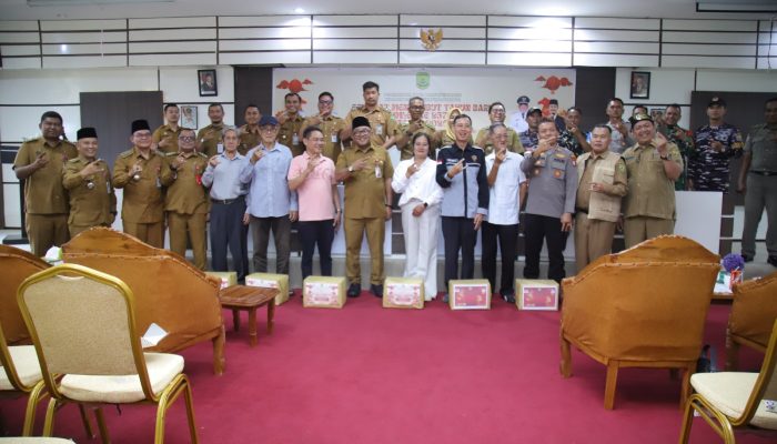 Wali Kota Lis Bagikan Paket Sembako untuk RT dan RW Menyambut Imlek