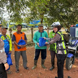 Sat Lantas Polresta Tanjungpinang Bagikan Bansos Kepada Pekerja Lingkungan Hidup
