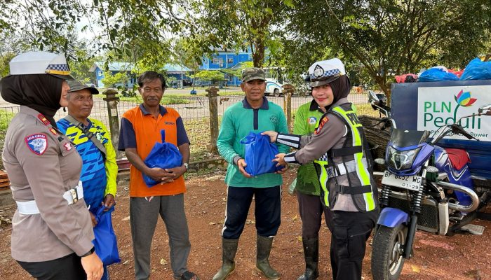Sat Lantas Polresta Tanjungpinang Bagikan Bansos Kepada Pekerja Lingkungan Hidup