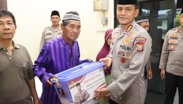 Safari Ramadan di Polsek Bukit Bestari, Kapolresta Tanjungpinang Berikan Bansos Warga
