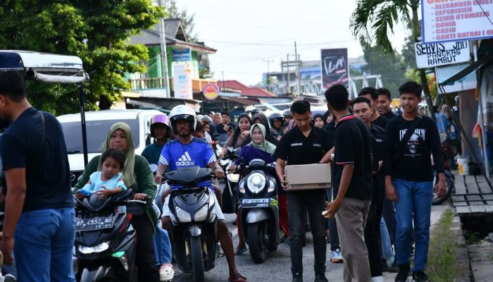 Personel Bujangan Lanud RSA Berbagi Takjil untuk Warga di Simpang Masjid Al-Jami’ Ranai