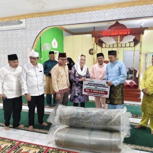 Safari Ramadan, Bupati Natuna Serahkan Bantuan Operasional dan Karpet Sajadah