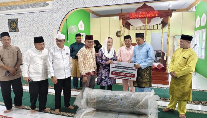 Safari Ramadan, Bupati Natuna Serahkan Bantuan Operasional dan Karpet Sajadah
