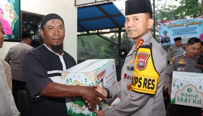 Bagikan Takjil dan Bansos, Kapolresta Tanjungpinang Kunker di Polsek Bandara RHF